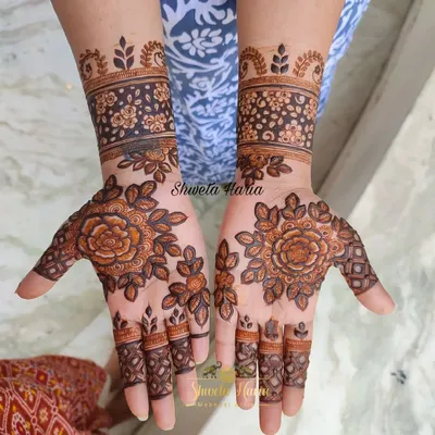 A minimal and fresh design for guests, featuring large, beautifully shaded roses on the palms with simple wristbands.