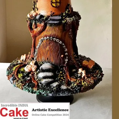 This is my award-winning mushroom house cake, which won a silver medal in a global competition. Every detail, from the tree trunk texture to the foliage and mushroom cap, was created entirely with whipped cream.