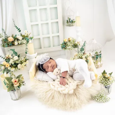 Fresh as a flower, this little one is sleeping in a heavenly white setup. Surrounded by white and cream roses, this angelic theme is both pure and beautiful.