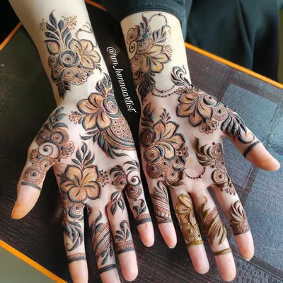 A beautiful floral design I created for Aayesha. The large flowers on the palm are connected with delicate vines, creating a very graceful look.