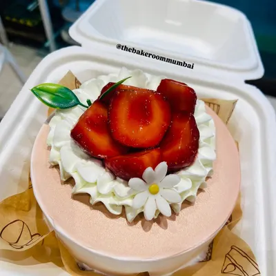 A cute and pretty strawberry bento cake. This personal-sized cake is perfect for a small celebration, topped with fresh strawberries and delicate cream piping.