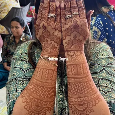 This mehendi is a tribute to a mother’s love and strength. I always feel that a mom's mehendi is one of the most emotional parts of a wedding, so I create every element with care, balancing intricate details with graceful symmetry.