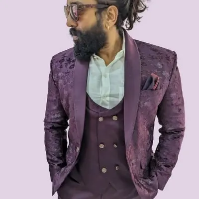I'm excited to share this new piece from my men's wedding collection. This is a wine-colored jacquard self-printed three-piece tuxedo, perfect for a groom or groomsman.