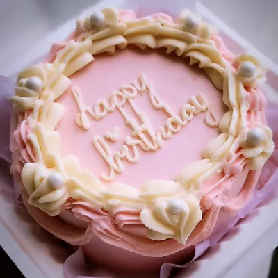 A beautiful vintage-style bento cake in pink with delicate white piping. These small cakes are perfect for celebrating any occasion in style.