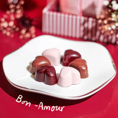 Bon-Amour. A plate of our heart-shaped bonbons, specially crafted for Valentine's Day. A sweet reminder to pre-order your gifts!