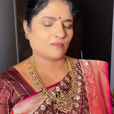 A beautiful makeover for mature skin. I focused on creating a smooth, hydrated base and used soft, earthy tones on the eyes and a neutral lip to give her a graceful and elegant look.