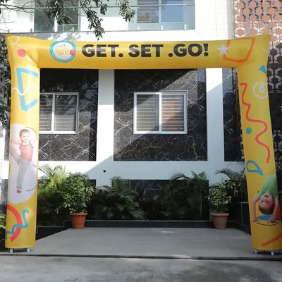 A custom inflatable archway welcomes families to the "Get Set Go" marketing event we organized for Klay Pre School, creating an exciting entrance experience.