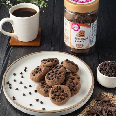 For these choco-chip cookies, I used a dark, moody setup with a cup of black coffee. This creates a classic "coffee and cookies" pairing that feels cozy and indulgent.