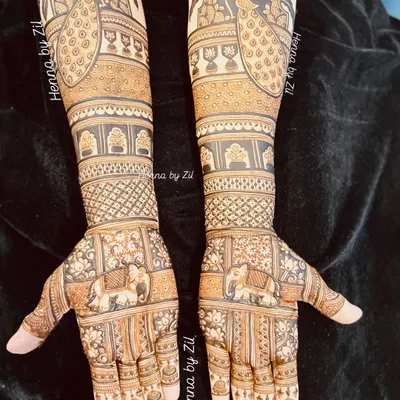 A classic and bold bridal design. The combination of majestic peacocks on the arms and elephants on the palms creates a look that is both traditional and powerful.