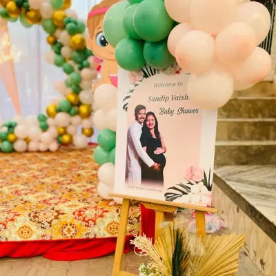 Make your guests feel welcome from the moment they arrive. We created a personalized baby shower welcome sign on an easel, featuring a lovely photo of the parents-to-be, which adds a warm and intimate touch to the event.
