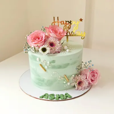 A beautiful mint green cake with a watercolor finish, adorned with fresh pink roses and daisies. This design is a perfect example of how I use fresh flowers to create a soft and elegant look.