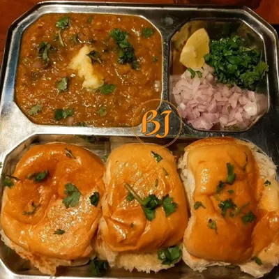 A close-up of my special party Pav Bhaji, a favourite for birthdays and casual get-togethers. It is served hot and buttery, making it a guaranteed hit with guests of all ages.