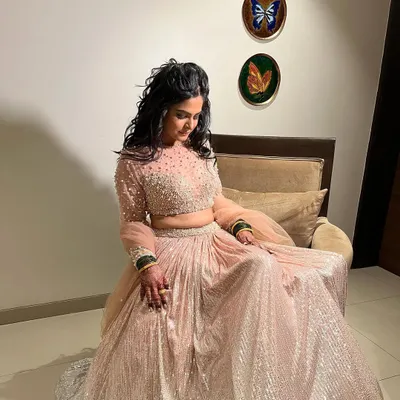 A glamorous Sangeet look for Pradnya. The sparkling lehenga is paired with soft, open curls and dramatic eye makeup, making her look like a princess.