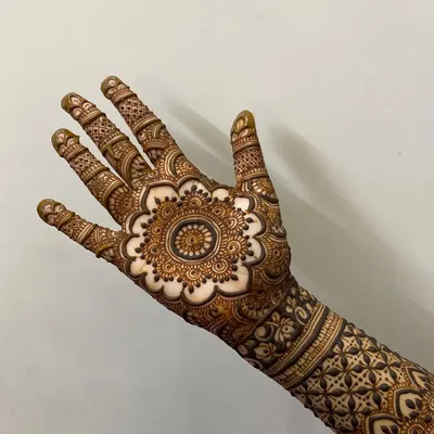 A classic mandala design on the palm, with a scalloped floral border. The details on the fingers complete this elegant look.