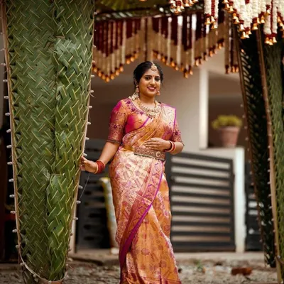 A closer look at our traditional chapara entrance. The pillars are crafted from intricately woven coconut leaves, and the overhead decoration is made of dense red and white flower garlands with small brass bells. This is a classic design for housewarmings, weddings, and other home poojas.