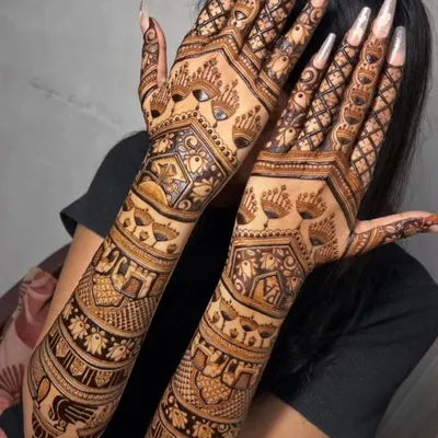 A stunning back-hand design for the bride. This pattern features peacock motifs and intricate geometric work, creating a bold and beautiful look.