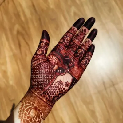 The result of using pure, natural henna. This photo shows the deep, reddish-brown stain on the palm, a sign of high-quality organic paste.