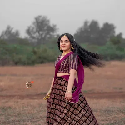 A self-makeup look for a photoshoot. I created a soft glam eye with flowing curls to capture a dreamy, cinematic feel in an open field.