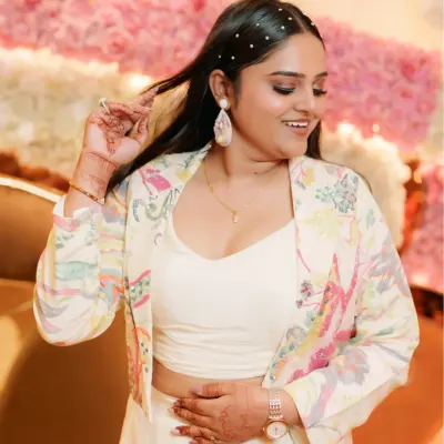For this look on myself, I focused on fresh, glowing skin and a soft smokey eye. The pearl hair accessories add a simple yet elegant touch, perfect for a daytime party or special occasion.