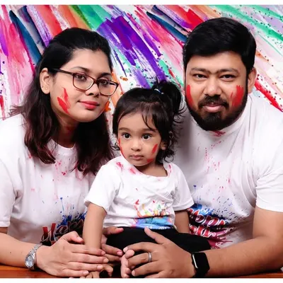 Capturing the fun of a family Holi photoshoot. These sessions are all about color and joy, with a clean studio setup that lets the vibrant powders and happy expressions be the focus.
