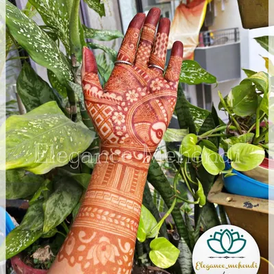 The beautiful, rich color of a fresh henna stain. This is the result of high-quality, natural henna paste and proper aftercare.