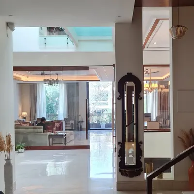 Textured walls, warm wood, and light that knows just where to land. This project highlights the importance of open spaces, where every element has room to exist and every detail speaks softly yet with intent.