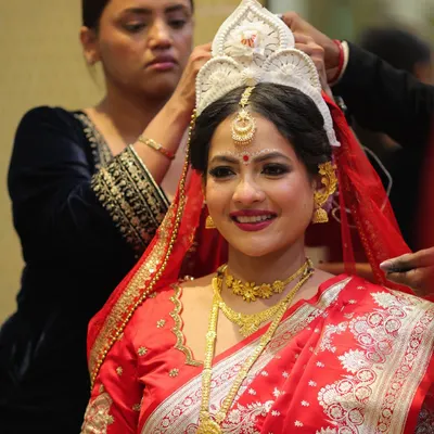 A behind-the-scenes moment of placing the traditional mukut on my beautiful Bengali bride, Anamika. It's these final touches that complete the iconic look.