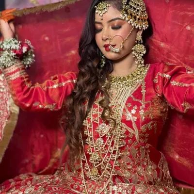 A stunning portrait of my Walima bride. The focus was on creating a royal look with soft smokey eyes, a classic red lip, and beautifully defined features that complement her intricate jewelry.