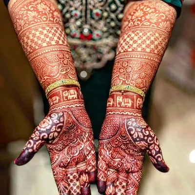 This is the rich, dark bridal stain I always aim for. This beautiful color is the result of using high-quality, natural henna and proper aftercare.