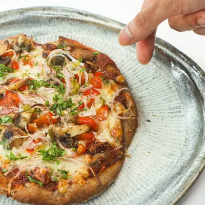 Meet our Confit Garlic and Smoked Mushroom Pizzette. The gluten-free crust is made from jowar, nachni, and foxtail millet, providing steady energy. It's topped with a zesty marinara, sweet confit garlic, and smoky mushrooms for a balanced, wholesome, and delicious meal.