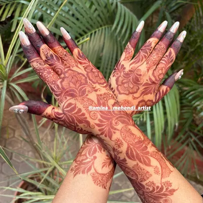 This is the beautiful dark stain after 48 hours, shown on the back of the hands. My organic henna ensures a safe and richly colored result.