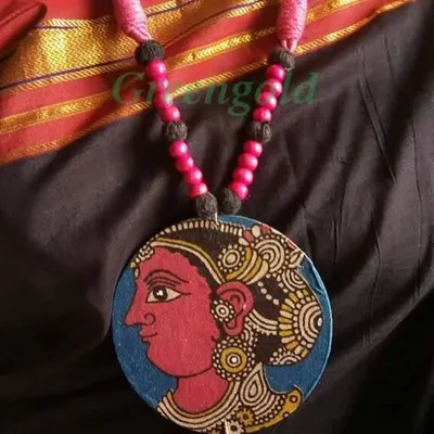 The beauty of Kalamkari cloth is that it needs no extra embellishment. For this pendant, I simply cut and glued a piece of the beautiful hand-painted fabric, letting the traditional art speak for itself.