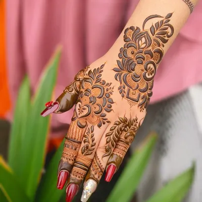A bold and beautiful floral design that flows from the wrist to the fingers. The use of thick and thin lines gives it a modern, three-dimensional feel.