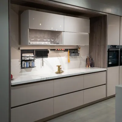 Our Coimbatore showroom spans 20,000 sq. ft. and features 8 display kitchens. This particular setup shows handleless cabinets in a neutral tone with a marble-look backsplash and smart countertop storage.