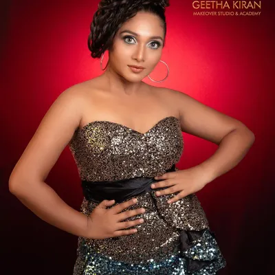 This two-tone sequin dress was rented for a high-fashion makeup shoot. The strapless design and sparkling fabric make it a perfect choice for parties and glamorous events.