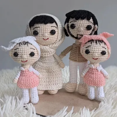 A complete family portrait in crochet. This set includes a mother, father, and two daughters, each with their own unique details.
