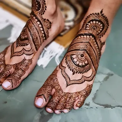 A beautiful and intricate bridal foot design. The patterns are designed to adorn the feet and look stunning with bridal footwear.