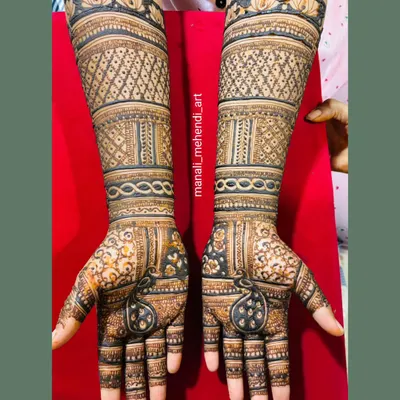 A beautiful full-arm mehandi design for the "siders" or close family. The pattern includes detailed jaali (netting), floral bands, and a distinct motif on the palm, ensuring a rich and complete look.