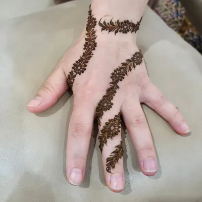 A simple yet elegant leafy vine that wraps around the finger and across the hand. This minimalist design was created for a bride from Turkey.