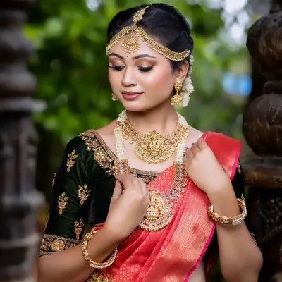 A complete bridal look featuring one of my most popular temple jewellery sets. Notice the detailed matha patti, choker, and long haaram that create a layered, royal effect against the red silk saree.