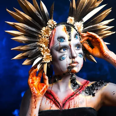 This "HalloQueen" look is a masterclass in illusion and SFX makeup. Our students learn to create such complex, multi-eyed characters using advanced techniques for their creative portfolios.