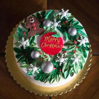 Merry Christmas! This palette knife painted wreath cake is filled with cinnamon and vanilla, the perfect flavors for the season. I wish you all joy, peace, and lots of love.