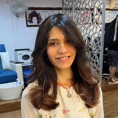 For Shruti, I created these beautiful butterfly layers that work with both her natural curly texture and when styled straight. Here she is looking happy with her versatile new cut.
