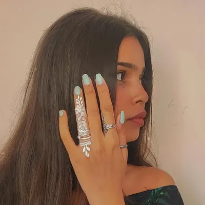A beautiful white henna design on a single finger. It looks like a piece of lace jewelry and is perfect for a chic, modern look.