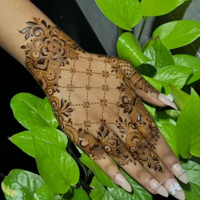 A perfect example of an elegant Arabic-style jaal (net) pattern, accented with bold floral work. This design is modern, chic, and looks beautiful against the skin.