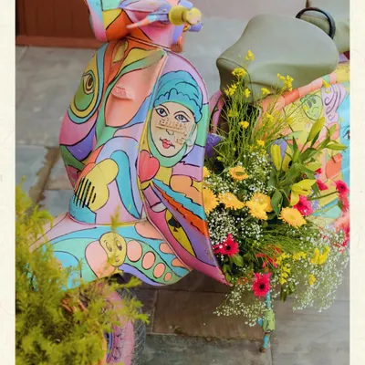A hand-painted Vespa scooter, overflowing with flowers, captures the playful spirit of a Positano summer. This was a key photo-op at a Mehendi, designed to be a joyful and artistic expression of the theme.
