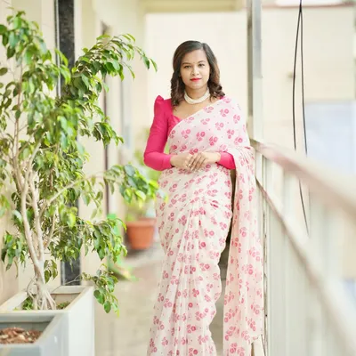 The elegance of white and the softness of mulmul cotton, crafted for the woman who defines sophistication. This saree is paired with a vibrant pink puff-sleeve blouse.