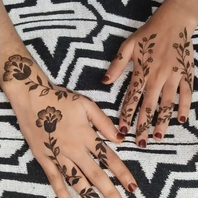 A perfect example of a minimalist henna design. The simple, spaced-out floral vines are delicate and graceful, adding a touch of beauty without being overwhelming.