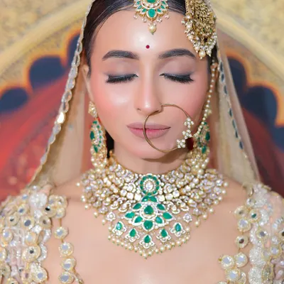 A close-up of this royal and traditional look. The focus is on the flawless, glossy base and the sharp winged liner, paired with a soft nude lip. This is elegance personified.