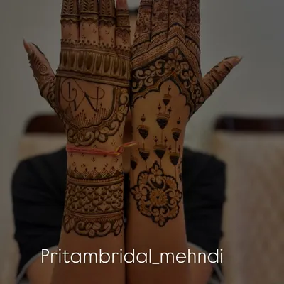 A personalized design featuring the couple's initials 'V' and 'R' on one hand, while the other hand has a modern design with hanging lamps.